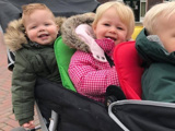 Kinderen in een kinderwagen.
