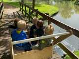 Kinderen in de wagen op de houten brug.