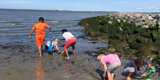 Kinderen spelen op het strand.
