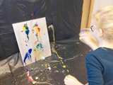Kinderen maken een schilderij.