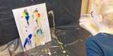 Kinderen maken een schilderij.