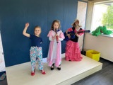 Kinderen spelen op het podium.