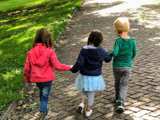 Kinderen lopen over de straat.