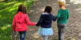 Kinderen lopen over de straat.