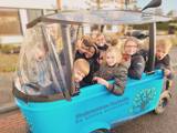 Kinderen in een wagen.