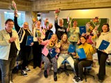 Startblokken met hun diploma.