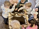 Kinderen spelen met modder.