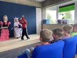 Kinderen spelen een toneelstuk in verkleedkleren.