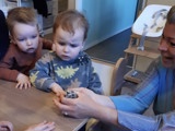 Kinderen met kuikens.