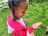 Kind houdt een worm in zijn hand.