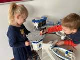 Kinderen spelen met speelgoed.