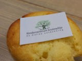 Cupcake met het logo van kindercentrum Kruimeltje erop.