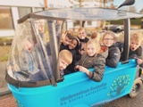 Kinderen in een wagen.