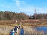 Kinderen wandelen over het pad.